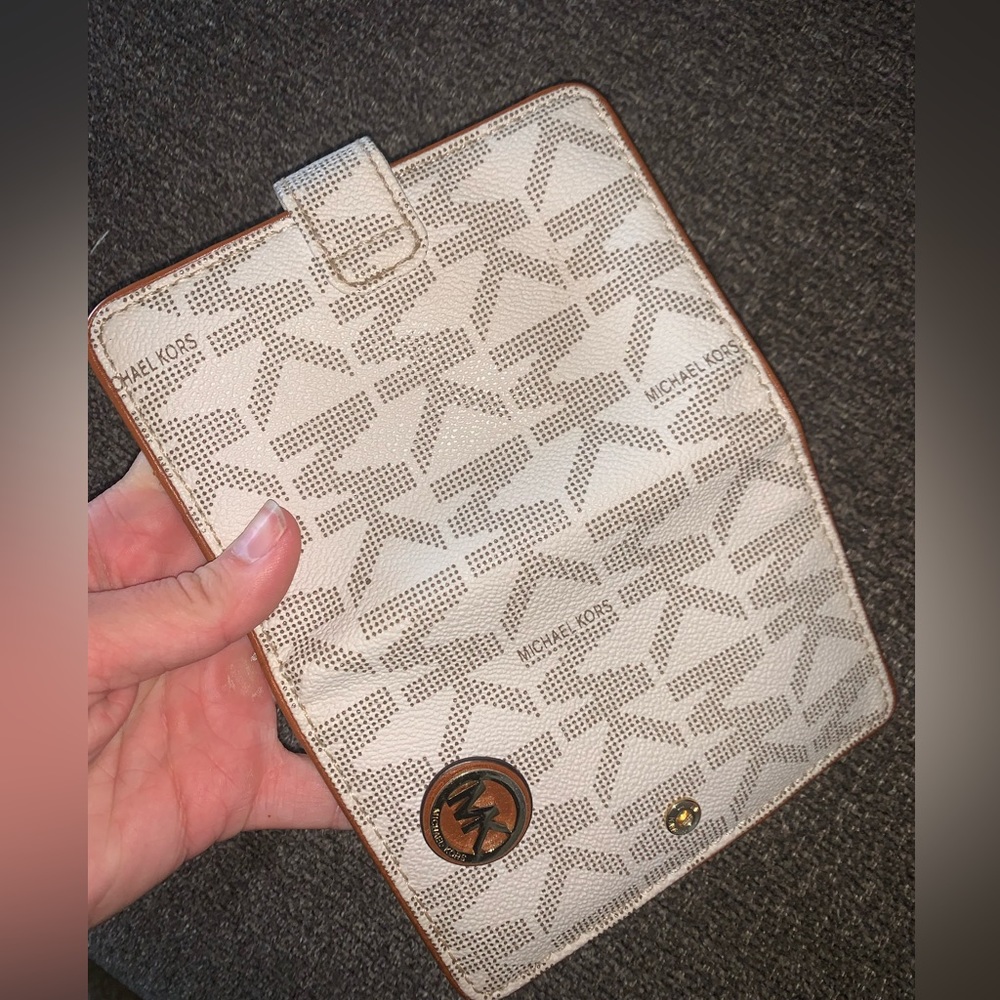 Michael Kors Passport Holder 🧳 ✈️ 💫